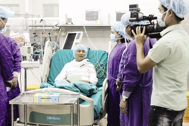 Bệnh nhân ghép gan tỉnh táo, trò chuyện cùng Bộ trưởng Bộ Y tế Nguyễn Thị Kim Tiến, chiều tối 6/5. Ảnh: V.Thu