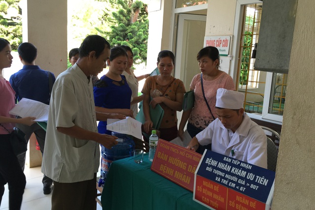 Người dân tới khám, chữa bệnh tại BVĐK huyện Bảo Thắng (Lào Cai). Ảnh: V.Thu