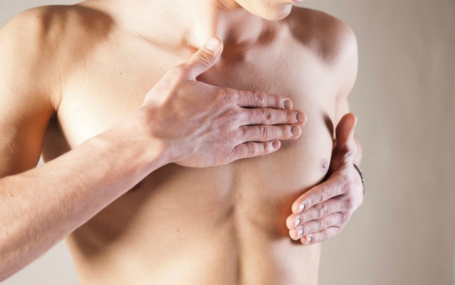 Nam giới cũng cần khám sức khỏe định kỳ để sớm phát hiện những bất thường ở ngực. Ảnh minh họa