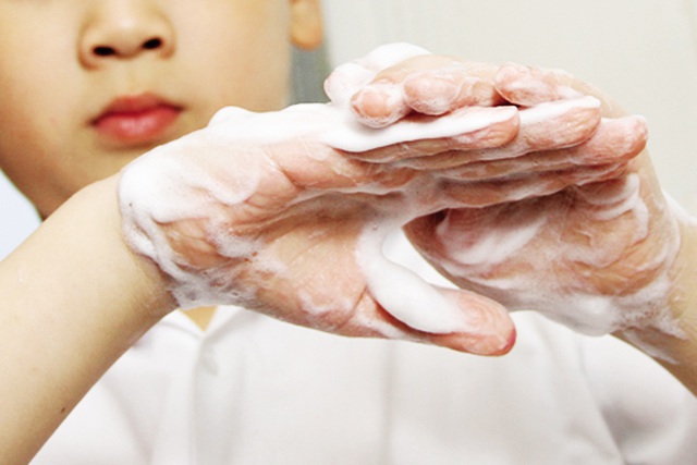 
Các chuyên gia khuyến cáo, cần đảm bảo vệ sinh sạch sẽ, ăn chín uống sôi, rửa tay thường xuyên với xà phòng để tránh nhiễm giun sán. Ảnh minh họa
