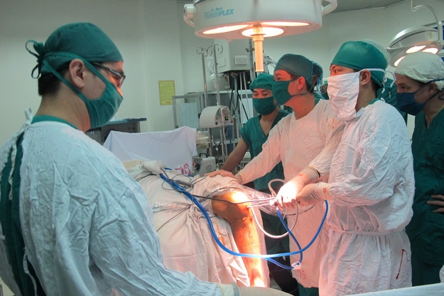 Kỹ thuật mổ thay khớp gối đã được Bệnh viện Đa khoa tỉnh Hà Tĩnh thực hiện thường quy. Ảnh: H.Hào