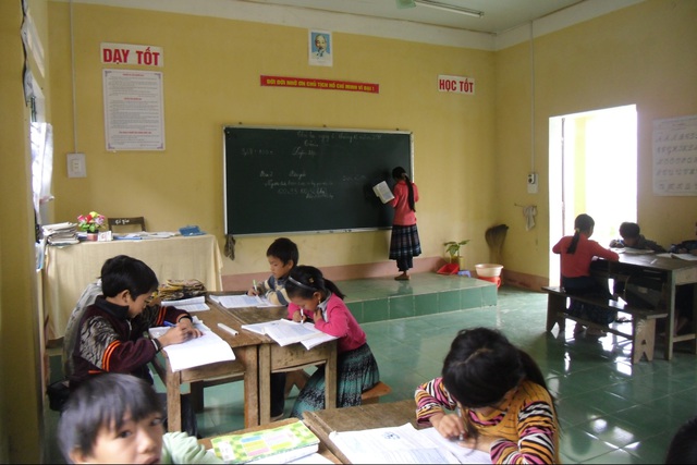 Tại điểm trường Lũng Pô này, mỗi lớp chỉ có 4- 6 em, nên các em phải học ghép nhiều lớp với một giáo viên. Ảnh: P.B