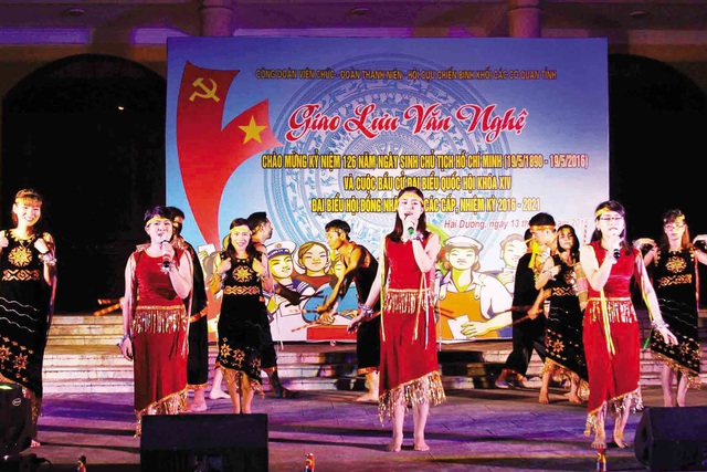 Đoàn viên Thanh niên tỉnh Hải Dương giao lưu văn nghệ kỷ niệm 126 năm ngày sinh Bác Hồ kính yêu. Ảnh: Hải Ninh