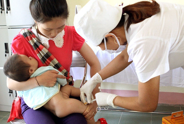 Các chuyên gia khuyến cáo: Tiêm vaccine là biện pháp phòng bệnh viêm não Nhật Bản hữu hiệu nhất. Ảnh: Dương Ngọc