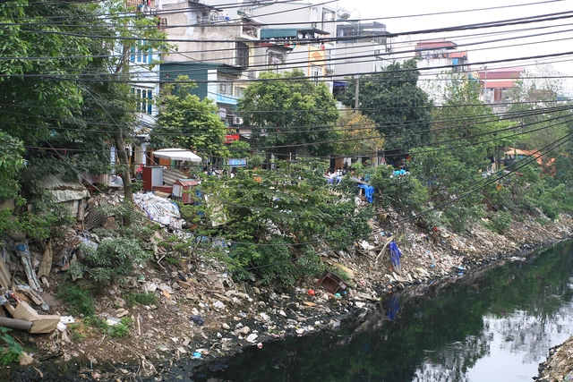 Dòng mương đen bị ô nhiễm nặng chạy dọc phố Phan Huy Chú, quận Hà Đông.