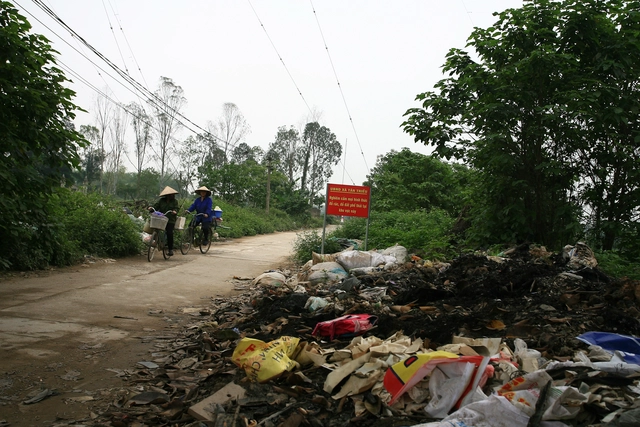 Mặc dù đặt nhiều biển cấm nhưng tình trạng đổ rác, phế thải không đúng nơi quy định vẫn xuất hiện nhiều nơi tại khu vực xã Tân Triều, Thanh Trì.