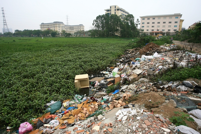 Bãi rác, phế thải cách không xa với khu trung tâm hành chính quận Hoàng Mai.