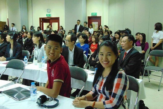 Hai mẹ con chị Tâm tham dự hội thảo “Ngày Việt Nam nhận thức về tự kỷ”. Ảnh: T.G