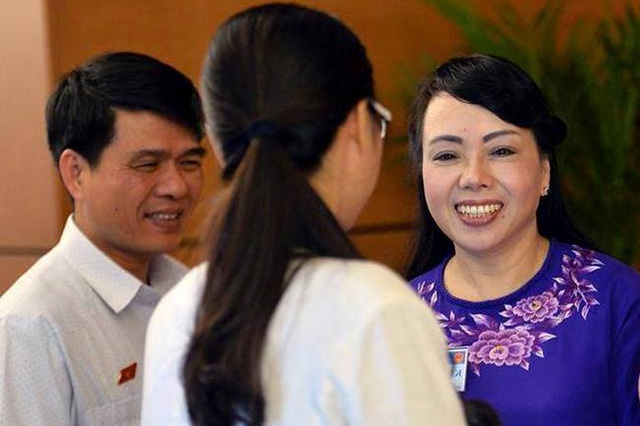 Bộ trưởng Bộ Y tế Nguyễn Thị Kim Tiến (bên phải), nữ Bộ trưởng duy nhất của Chính phủ nhiệm kỳ mới. Ảnh: TL