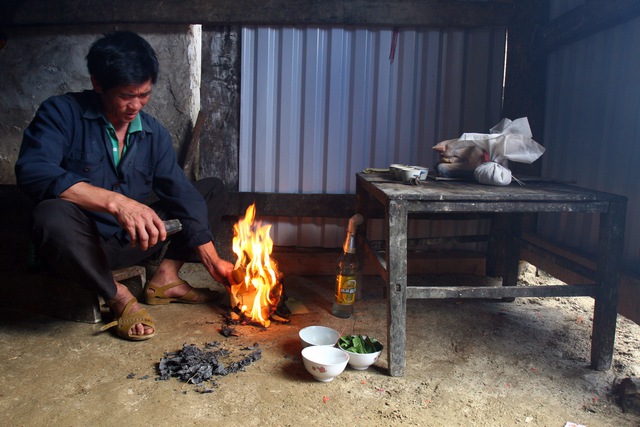 Anh Phùng Văn Tân tâm sự: “Những người làm nghề bốc mộ như chúng tôi ngày Tết chẳng dám đi đâu”. Ảnh Cao Tuân