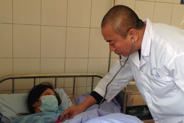 BS Nguyễn Ngọc Hưng đã có hơn 20 năm gắn bó với bệnh nhân nhiễm HIV tại Bệnh viện 09. Ảnh: Võ THu