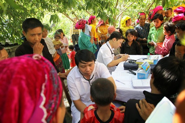 Các thầy thuốc của Bệnh viện Bạch Mai trong một chuyến KCB miễn phí trên vùng cao Hà Giang. Ảnh: P.V