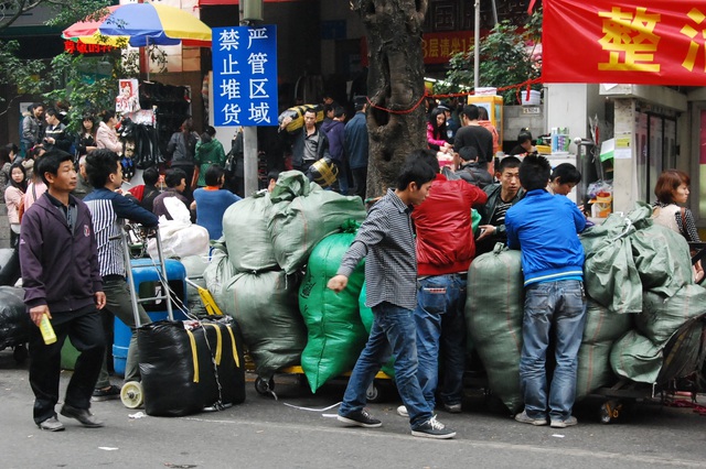 Sau khi gom hàng hóa tại chợ 13, các chủ hàng sẽ đóng bao và thuê “cò vận chuyển”.