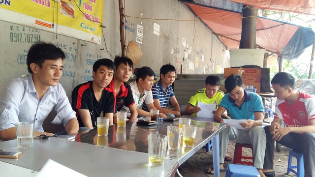 
C&aacute;c lao động đang tr&igrave;nh b&agrave;y vụ việc. Ảnh: Đỗ Lực.
