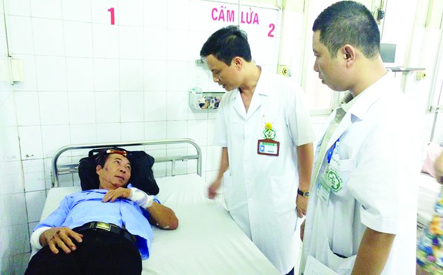 
Thăm kh&aacute;m cho nạn nh&acirc;n vụ lật xe tại cao tốc Ph&aacute;p V&acirc;n &ndash; Cầu Giẽ. Ảnh: Thế Anh
