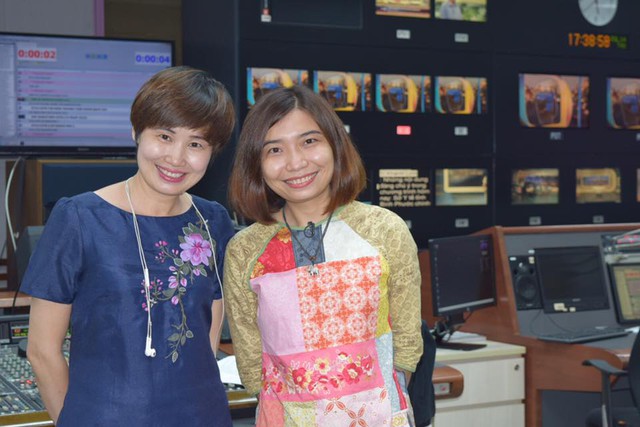 Nguyễn Thị Bích Ngọc (bên phải) và nhà báo Hòa Bình (ảnh nhân vật cung cấp).