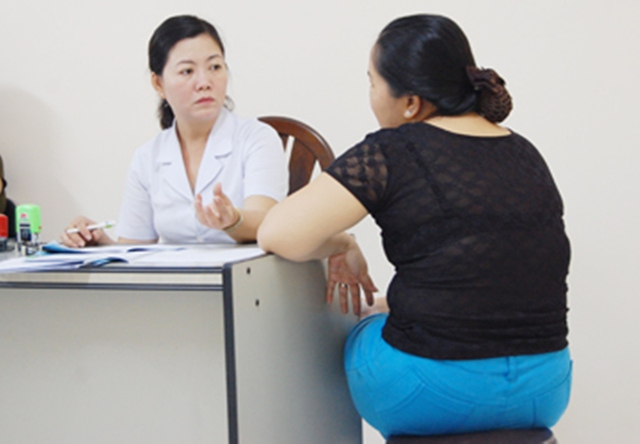 BS Trần Thị Hương Lan đang tư vấn điều trị giảm cân bằng liệu trình châm cứu. Ảnh: TL