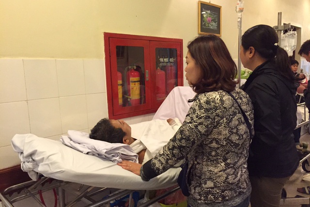 Anh Trần Văn D đang được điều trị tại Bệnh viện Việt Đức. Ảnh: C.T