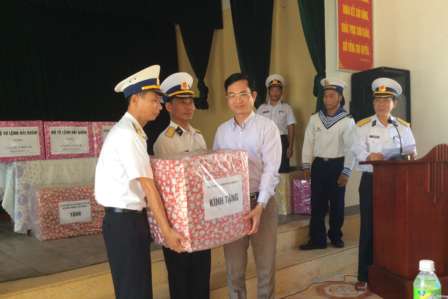 Đoàn Tổng cục DS-KHHGĐ tặng quà các chiến sĩ đảo Sơn Ca.
