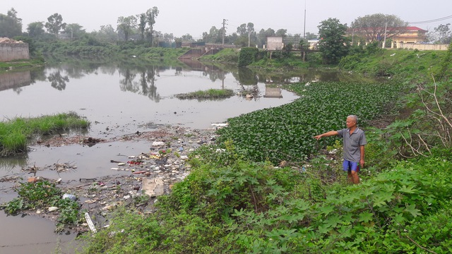Dòng sông Nhuệ đang bị ô nhiễm nghiêm trọng - Ảnh chụp ngày 26/4/2016. Ảnh: Cao Tuân