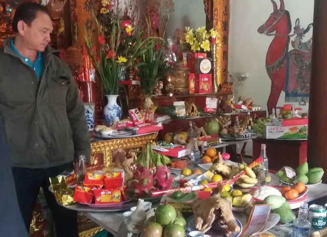 Một người dân đang chuẩn bị lễ vật để cúng sao, giải hạn tại chùa Một Cột (Ba Đình, Hà Nội).