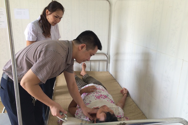 Nữ hộ sinh tại Trạm Y tế xã Tà Cạ (Kỳ Sơn, Nghệ An) đang được đào tạo, chuyển giao kỹ thuật theo hình thức “cầm tay chỉ việc”. Ảnh N.Mai