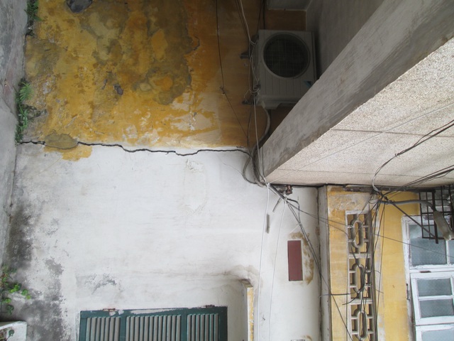 Các vết nứt lớn xuất hiện rất nhiều trên tường các căn hộ chung cư cũ.