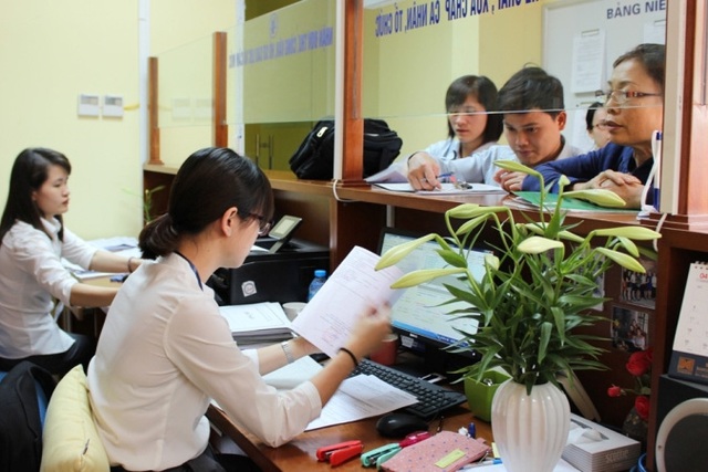 Người dân đến đăng ký làm sổ đỏ tại văn phòng đăng ký nhà đất Hà Nội. Ảnh:BL