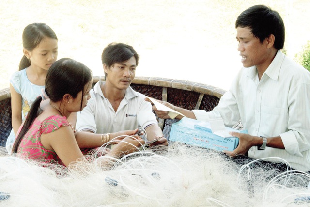 Cán bộ dân số huyện Vạn Ninh(Khánh Hòa) truyền thông, vận động người dân biển áp dụng các biện pháp tránh thai an toàn, không phân biệt con trai - con gái. Ảnh: Dương Ngọc