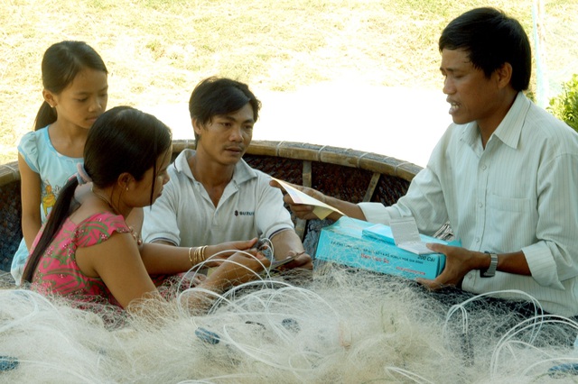 
Cán bộ dân số cơ sở truyền thông kiến thức làm mẹ an toàn cho phụ nữ vùng biển Kiên Giang. Ảnh: D.N
