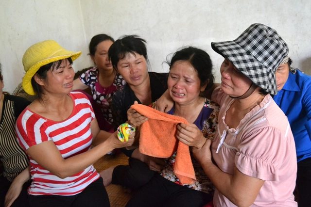 Cô Nguyễn Thị Song (thứ 2 từ phải sang ) khóc ngất khi biết tin con gặp nạn. Ảnh: Đức Tùy