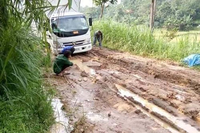 Con đường đất lầy lội tại xã Liễn Sơn, Lập Thạch, Vĩnh Phúc. Ảnh: X.Thắng