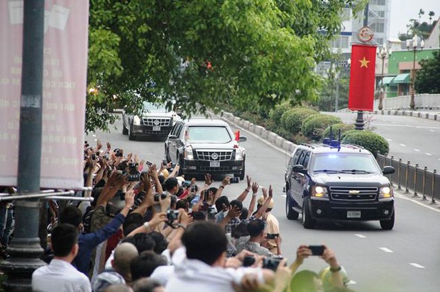Người dân TP.HCM và các tỉnh lân cận chào đón Tổng thống Barack Obama trước cổng chùa Ngọc Hoàng.