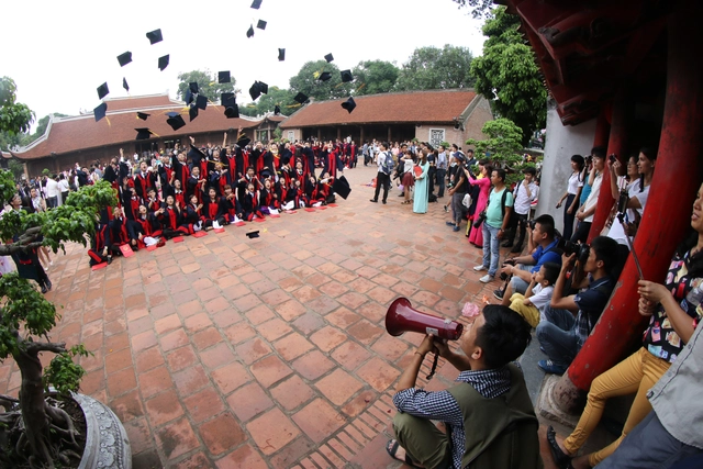 Chụp ảnh kỷ yếu đang trở thành một phong trào được giới học sinh, sinh viên ưa thích. Ảnh: Chí Cường