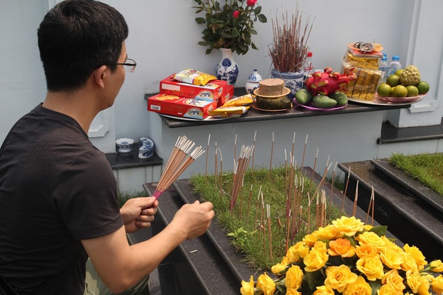 
Theo quan điểm nh&agrave; Phật, chữ Hiếu kh&ocirc;ng nằm ở m&acirc;m cao cỗ đầy m&agrave; ở th&aacute;i độ của những người con c&oacute; tấm l&ograve;ng th&agrave;nh k&iacute;nh với cha mẹ. Ảnh: T.G
