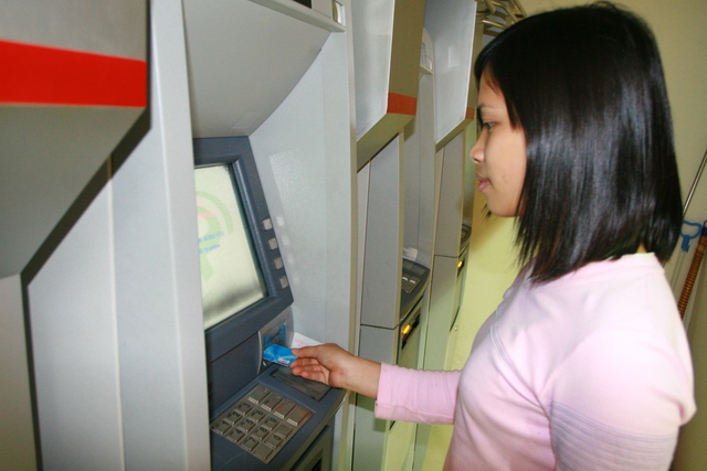 Giao dịch ATM - một trong những hoạt động cần được đảm bảo an toàn. Ảnh: Chí Cường