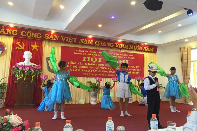 Một chương trình văn nghệ trong Hội nghị tổng kết 5 năm thực hiện Chỉ thị 03 của Bộ Chính trị tại tỉnh Khánh Hòa. Ảnh: PV