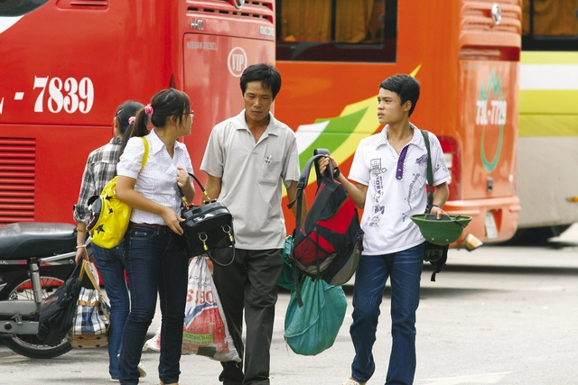 Con đường vào đại học với những chi phí không nhỏ sẽ là gánh nặng đối với các gia đình có điều kiện kinh tế còn khó khăn. Ảnh: Chí Cường