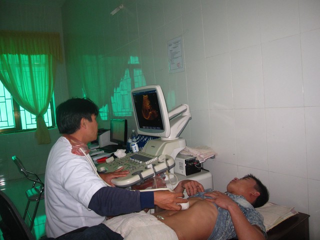 Siêu âm cho bệnh nhân tại BVĐK Vũ Quang. Ảnh: Văn Vỵ