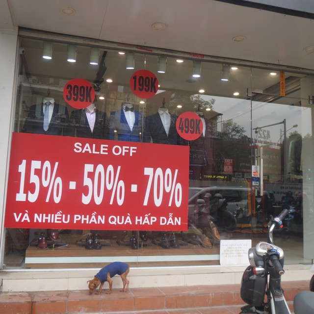 Các shop không những sale off mà còn tặng quà.