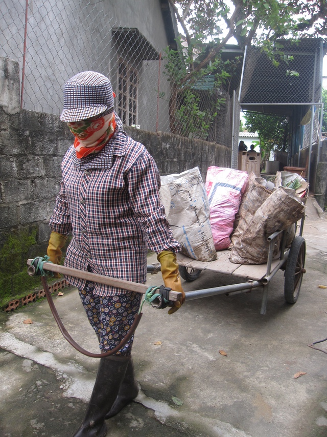 Công việc hàng ngày của chị Nguyễn Thị Tịnh. Ảnh: Lê Văn Vỵ.