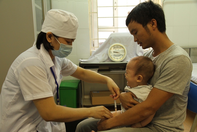 Để chủ động phòng chống bệnh, Cục Y tế dự phòng khuyến cáo đưa trẻ đi tiêm vaccine phối hợp phòng bệnh bạch hầu: Quinvaxem hoặc DTP, Td đầy đủ, đúng lịch. Ảnh: Chí Cường