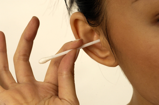 Theo các chuyên gia, bất kỳ sự can thiệp nào cũng có thể gây rối loạn quá trình tự làm sạch của ống tai ngoài và gây nên bệnh lý. Ảnh: P.V