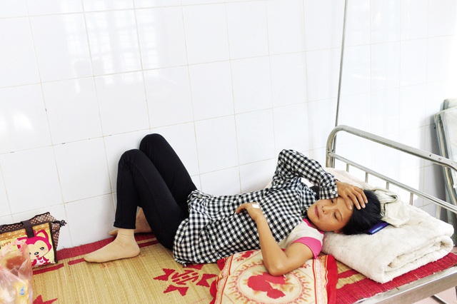 Chị Bàn Thị Hạnh, vợ của nạn nhân Triệu Văn Bách nhập viện sau khi nghe tin chồng qua đời. Ảnh: T.G