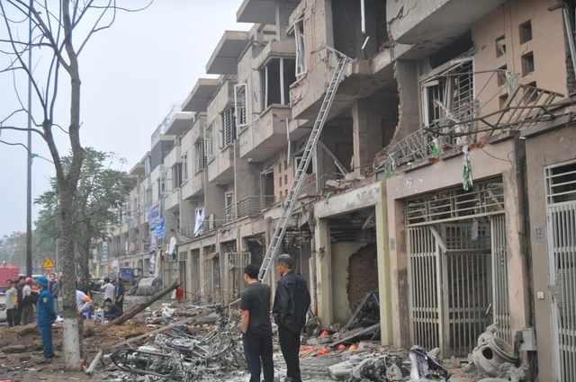Cơ quan chức năng cùng người dân đang tập trung xử lý, khắc phục hiện trường sau vụ nổ tại KĐT Văn Phú. Ảnh: Cao Tuân