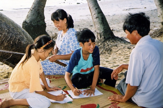 Nhờ những nỗ lực truyền thông của ngành Dân số, nhiều người dân đã ủng hộ mô hình gia đình ít con, không phận biệt trai - gái. Ảnh: Dương Ngọc