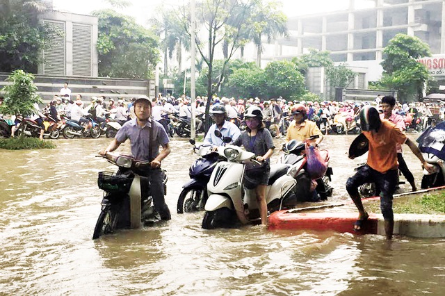 Đoạn đường Phạm Văn Đồng ngập sâu trong nước ngày 25/5. Ảnh: Đ.A