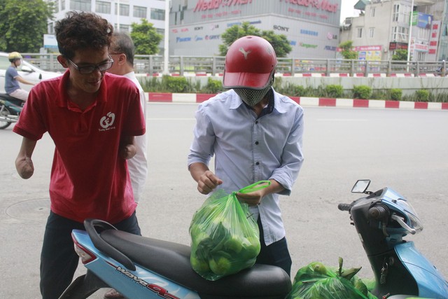 Bất kể khó khăn như thế nào, Lý Láo Lở cũng giao hàng đúng hẹn với khách. Ảnh: K.O