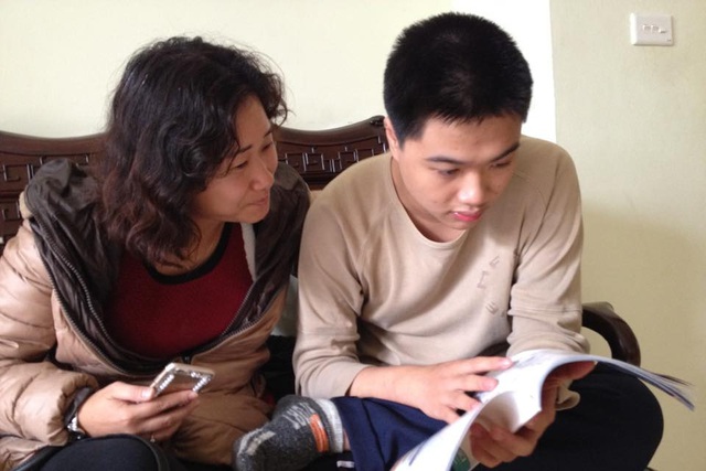 Nghệ sĩ Nguyệt Thu và một học sinh bị hội chứng tự kỷ. Ảnh: P.T