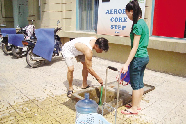 Mỗi khi mất nước sạch, người dân khu đô thị Mỹ Đình - Mễ Trì (Nam Từ Liêm, Hà Nội) lại phải lấy nước giếng khoan về dùng. Ảnh: Cao Tuân